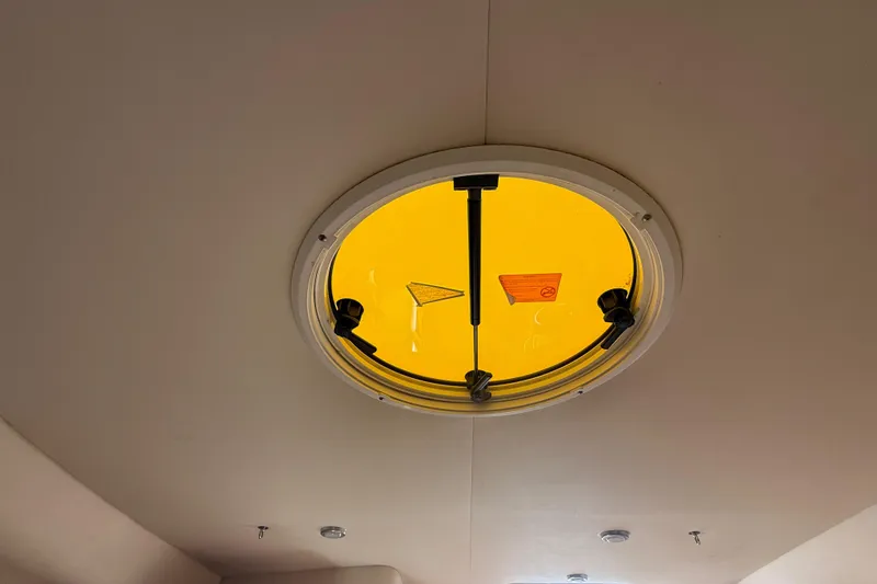 Slide: The Image of Circular hatch on 2007 Hydra-Sports Vector 2900 VX boat ceiling. - 124