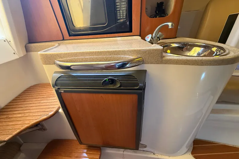 Slide: The Image of 2007 Hydra-Sports Vector 2900 VX boat interior with kitchenette, sink, and microwave. - 125