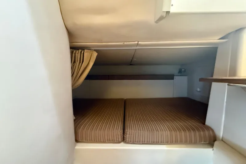 Slide: The Image of 2007 Hydra-Sports Vector 2900 VX cabin interior with cozy sleeping area. - 131