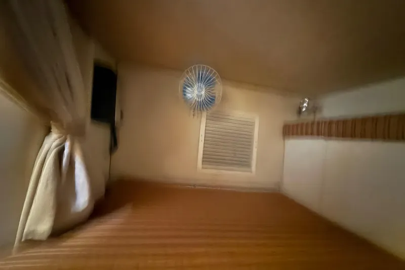 Slide: The Image of Interior cabin of 2007 Hydra-Sports Vector 2900 VX with fan and window. - 135