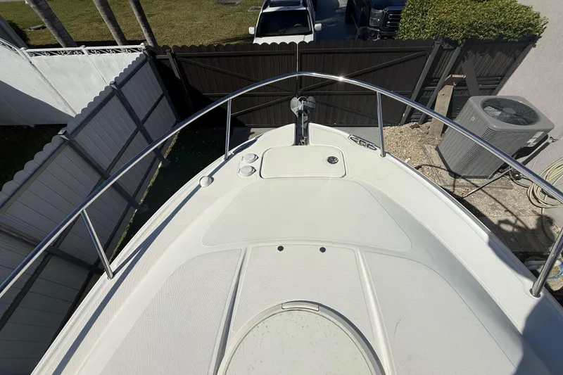 Slide: The Image of 2007 Hydra-Sports Vector 2900 VX boat deck with railing, parked near fence. - 143