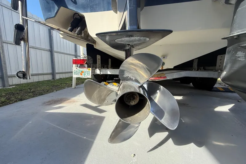 Slide: The Image of 2007 Hydra-Sports Vector 2900 VX boat propeller and trailer, parked outdoors. - 15