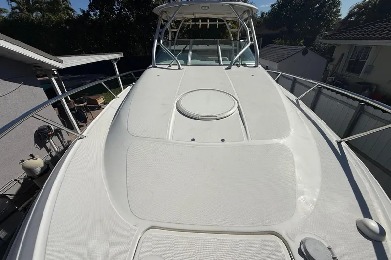 Slide: The Image of 2007 Hydra-Sports Vector 2900 VX boat deck with railing and hatch. - 160