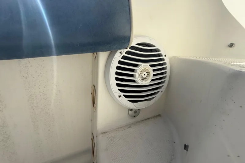 Slide: The Image of 2007 Hydra-Sports Vector 2900 VX boat interior with a white speaker installed. - 164