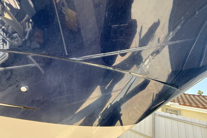 Slide: The Image of 2007 Hydra-Sports Vector 2900 VX boat hull reflecting surroundings. - 176