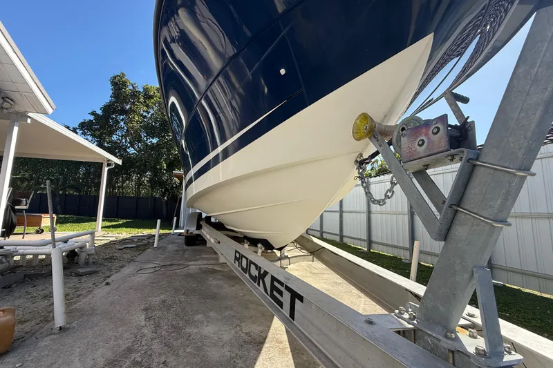 Slide: The Image of 2007 Hydra-Sports Vector 2900 VX boat on trailer in sunny yard. - 177