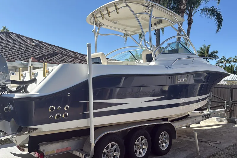 Slide: The Image of 2007 Hydra-Sports Vector 2900 VX boat on trailer, parked outdoors under clear blue sky. - 183