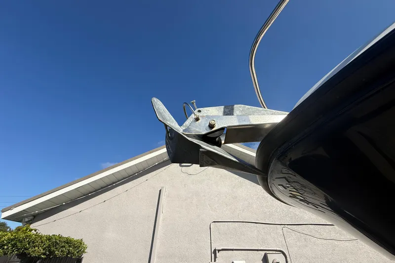 Slide: The Image of 2007 Hydra-Sports Vector 2900 VX boat anchor against clear blue sky. - 42