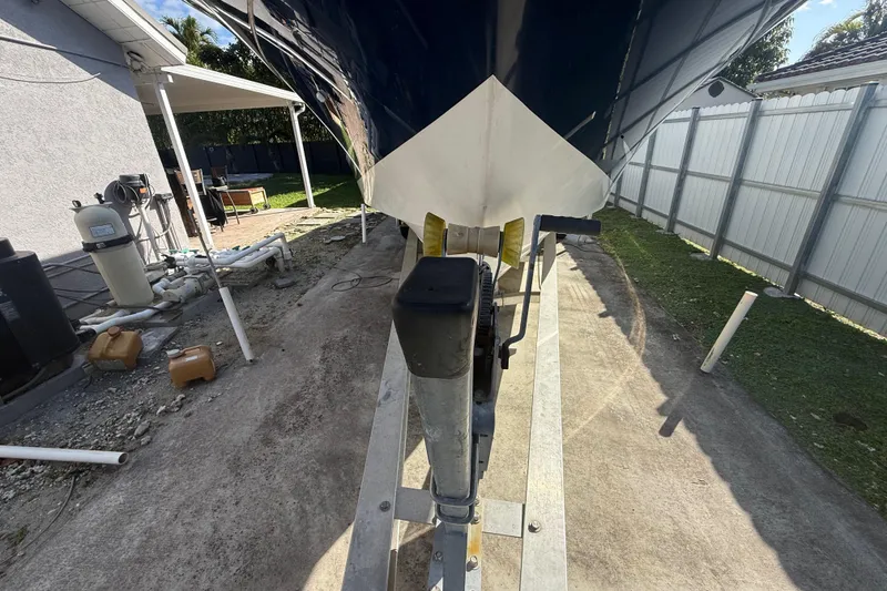 Slide: The Image of 2007 Hydra-Sports Vector 2900 VX boat on trailer, side view in residential setting. - 43