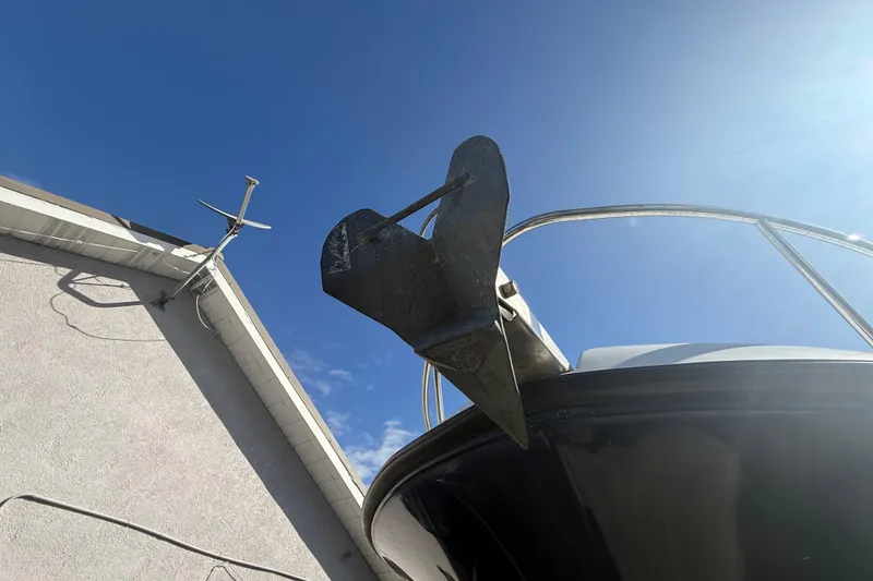 Slide: The Image of 2007 Hydra-Sports Vector 2900 VX boat anchor against clear blue sky. - 44