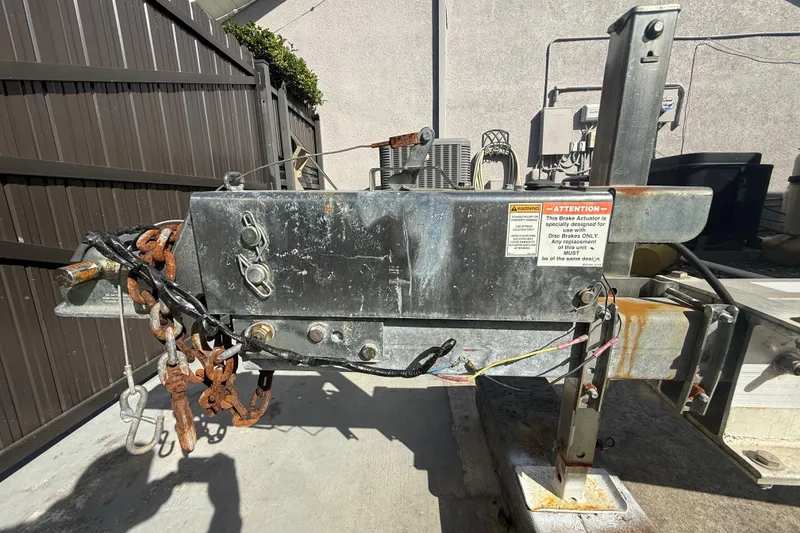 Slide: The Image of Trailer hitch of a 2007 Hydra-Sports Vector 2900 VX with chains and warning label. - 48