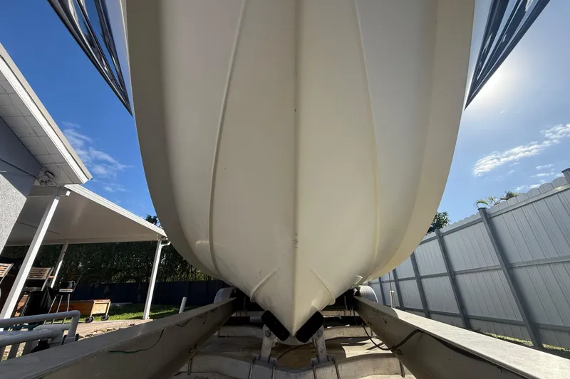 Slide: The Image of 2007 Hydra-Sports Vector 2900 VX boat hull on trailer, sunny day, blue sky. - 51