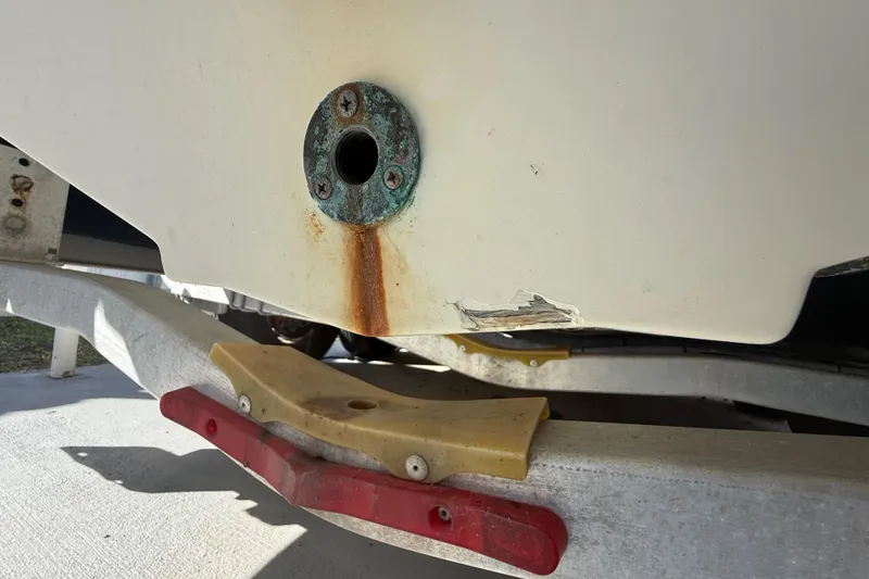 Slide: The Image of 2007 Hydra-Sports Vector 2900 VX boat hull with rust and damage on trailer. - 58