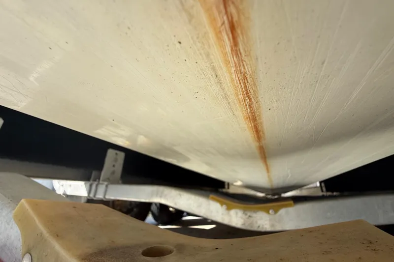 Slide: The Image of 2007 Hydra-Sports Vector 2900 VX boat hull with visible rust streak. - 61