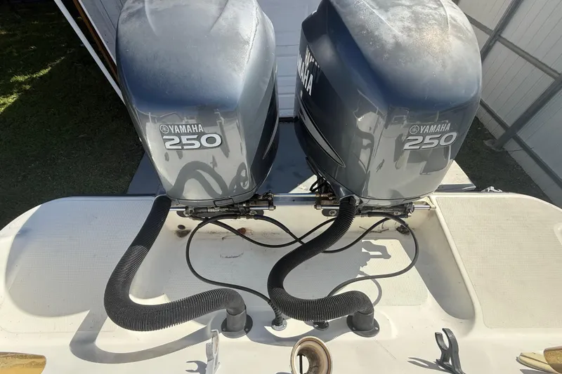 Slide: The Image of 2007 Hydra-Sports Vector 2900 VX with dual Yamaha 250 outboard engines. - 65