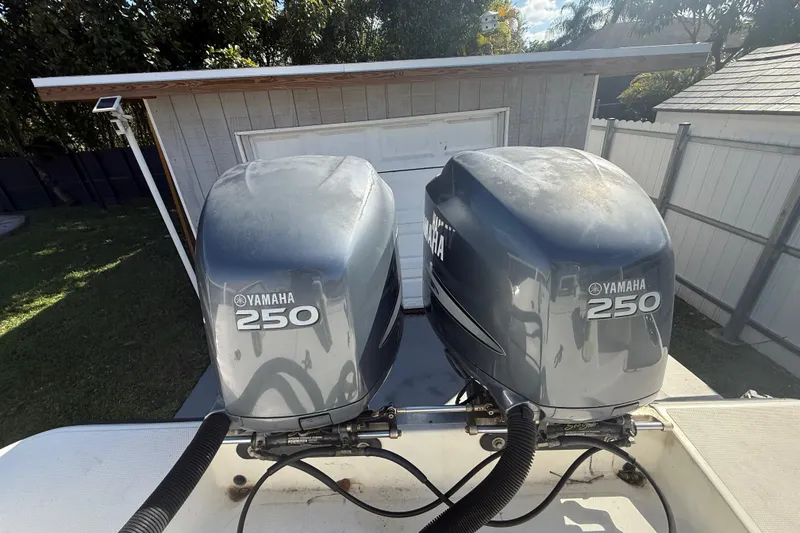Slide: The Image of Twin Yamaha 250 engines on a 2007 Hydra-Sports Vector 2900 VX boat. - 66