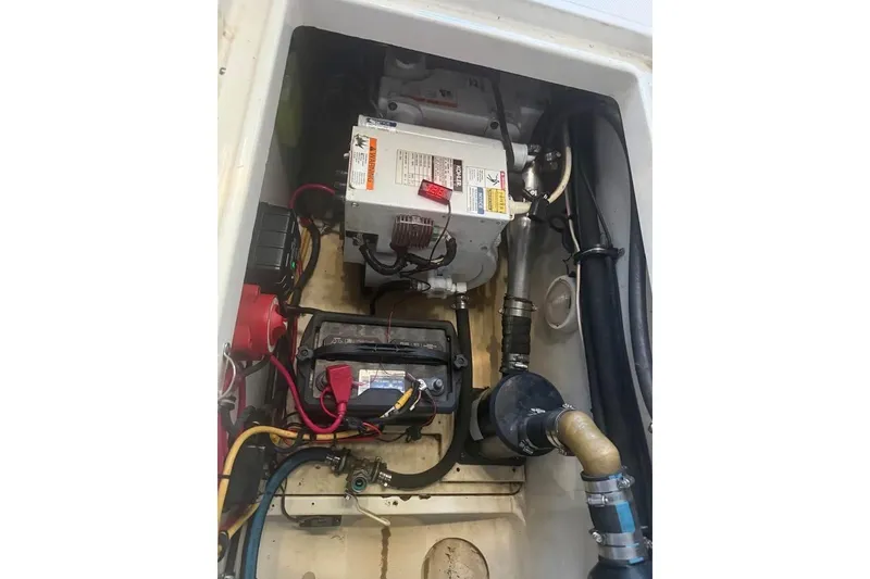 Slide: The Image of 2007 Hydra-Sports Vector 2900 VX boat on trailer in sunny backyard. - 9