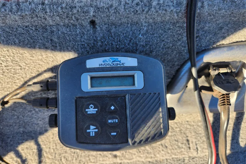 Slide: The Image of Hydrowave device on 2013 Bass Tracker Pro Team 175 TWX boat dashboard. - 10