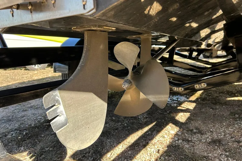 Slide: The Image of 2007 Nautique Super Air Nautique 220 propeller and rudder detail. - 22