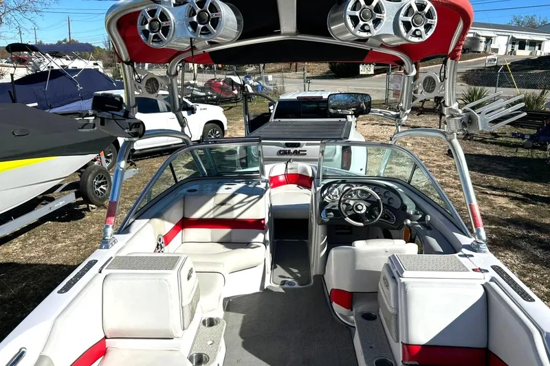 Slide: The Image of 2007 Nautique Super Air Nautique 220 interior with seating and audio system. - 28