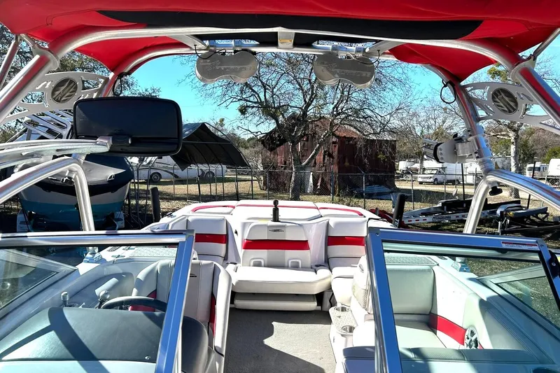 Slide: The Image of 2007 Nautique Super Air Nautique 220 interior with red accents and open seating. - 3