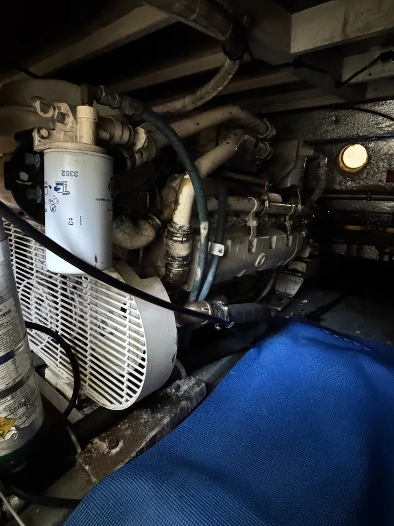Slide: The Image of Hatteras 40 Motor Yacht 1991 - 38