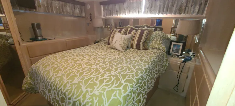 Slide: The Image of Hatteras 40 Motor Yacht 1991 - 4