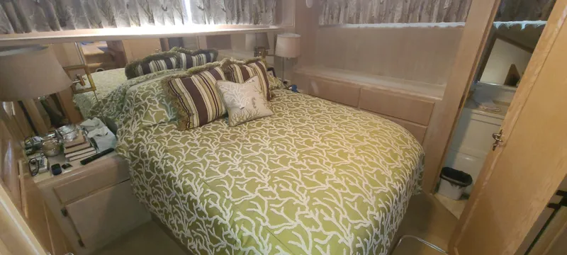 Slide: The Image of Hatteras 40 Motor Yacht 1991 - 5