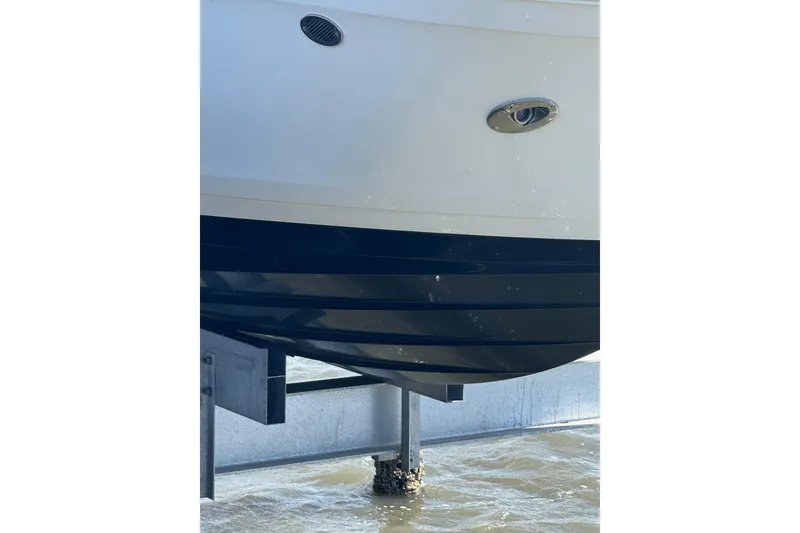 Slide: The Image of 2024 Sea Ray SDX 270 boat seating with hexagonal pattern and beige upholstery. - 22