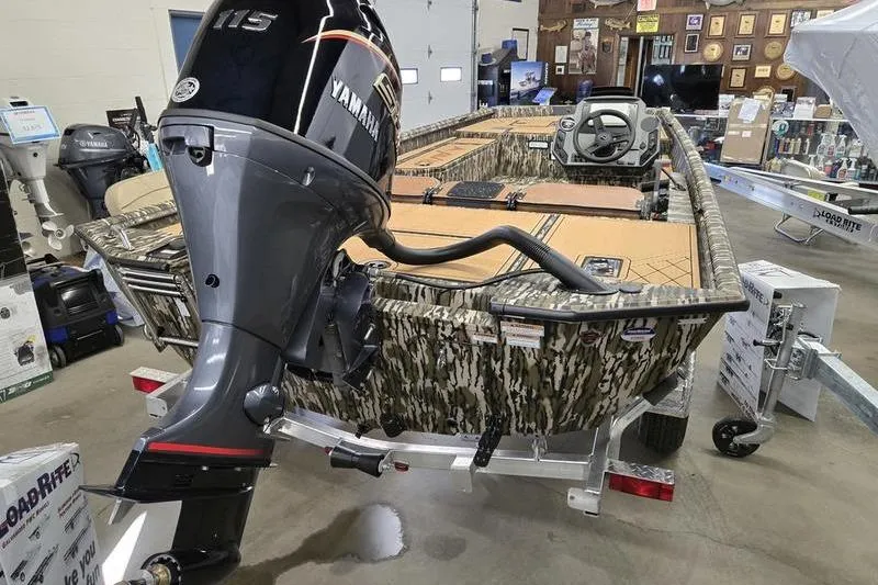 Slide: The Image of 2026 Avid 20 Rogue SC boat with Yamaha 115 engine in showroom. - 2