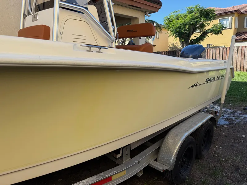 Slide: The Image of 2005 Sea Hunt Triton 232 boat on trailer, parked outdoors. - 11