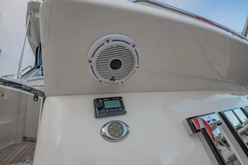 Slide: The Image of 2018 Sea Ray L590 yacht with speaker, control panel, and light. - 14