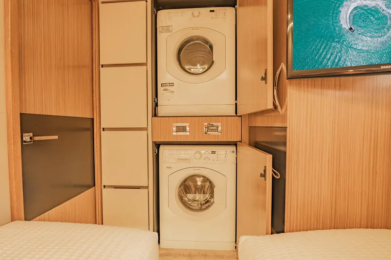 Slide: The Image of Sea Ray L590 2018 - 50