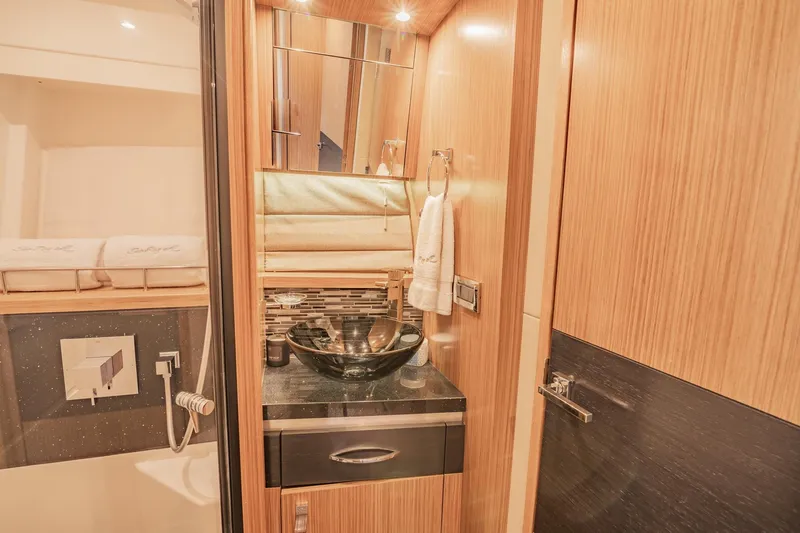 Slide: The Image of Sea Ray L590 2018 - 54