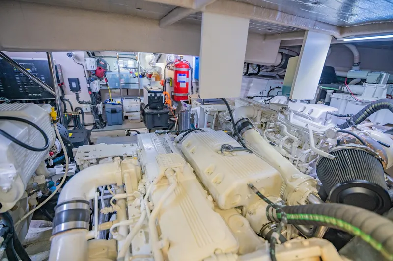 Slide: The Image of Sea Ray L590 2018 - 56