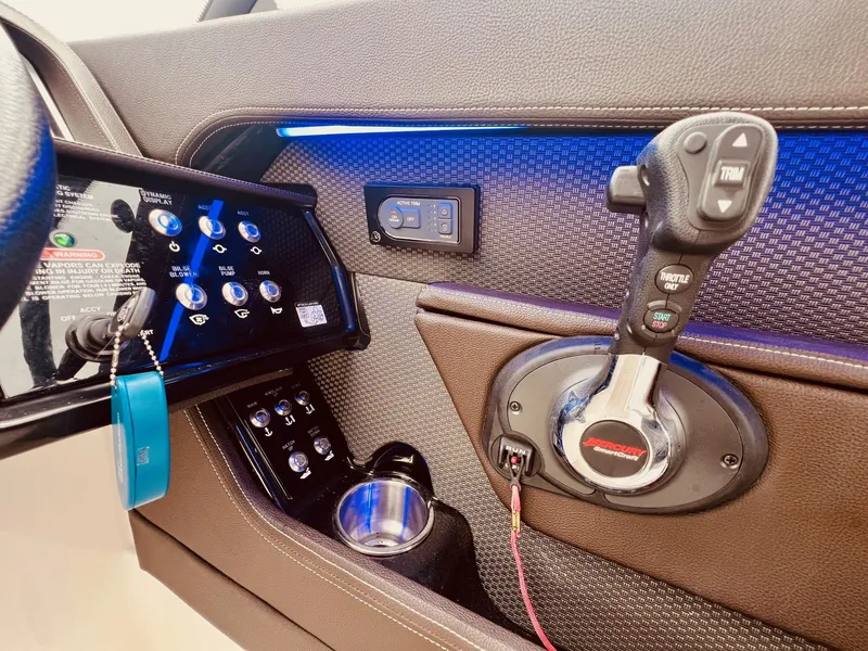 Slide: The Image of Dashboard of a 2017 Sea Ray SLX 250 boat. - 20