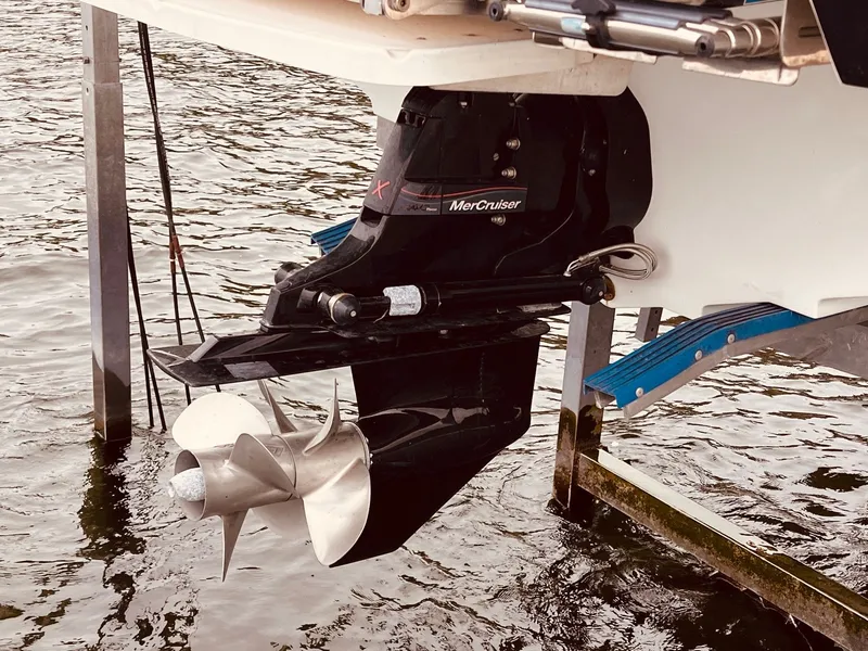 Slide: The Image of Sea Ray SLX 250 boat drive in water, year 2017. - 7