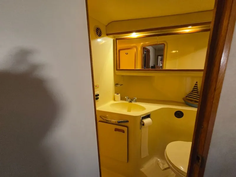 Slide: The Image of Sea Ray 440 Express Bridge 1994 - 17