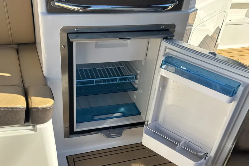 Slide: The Image of Sea Ray SDX 290 2023 - 16