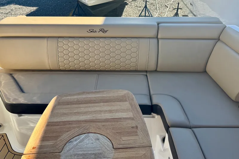 Slide: The Image of Sea Ray SDX 290 2023 - 18