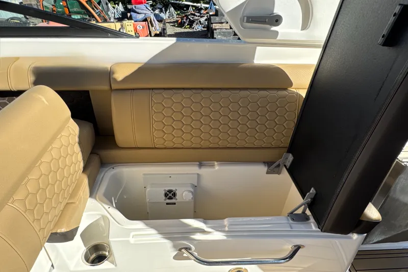 Slide: The Image of Sea Ray SDX 290 2023 - 19