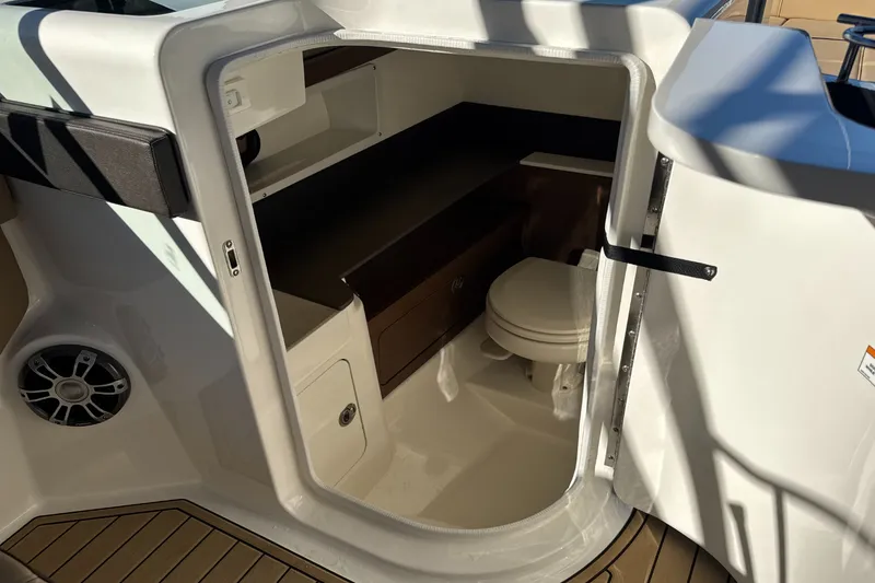 Slide: The Image of Sea Ray SDX 290 2023 - 32