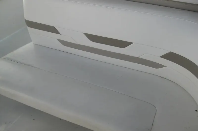 Slide: The Image of White seating on a 2000 Formula 31 Performance Cruiser boat. - 13