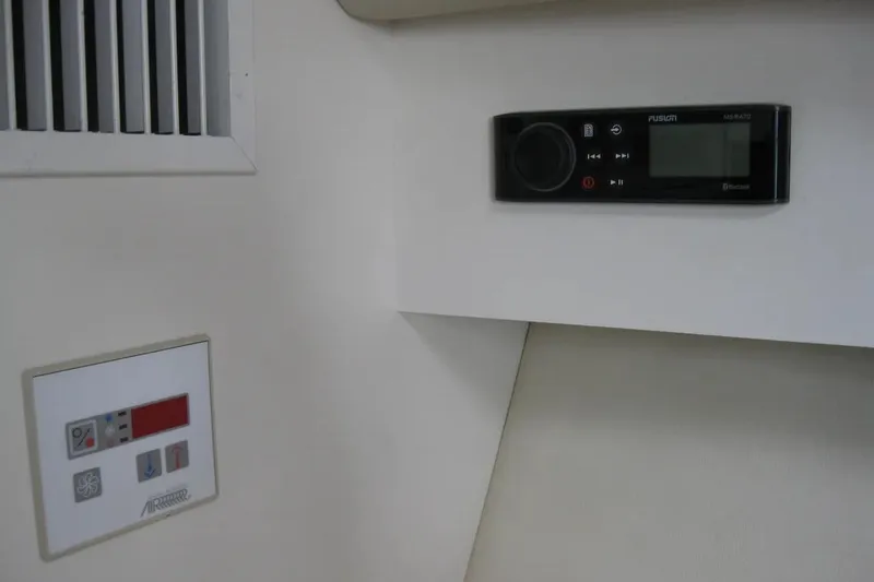 Slide: The Image of Control panel and stereo system in 2000 Formula 31 Performance Cruiser interior. - 26