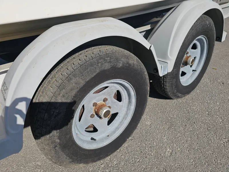 Slide: The Image of Mako 212 Center Console 2006 - 17