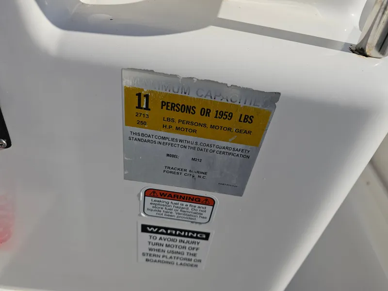 Slide: The Image of Mako 212 Center Console 2006 - 24