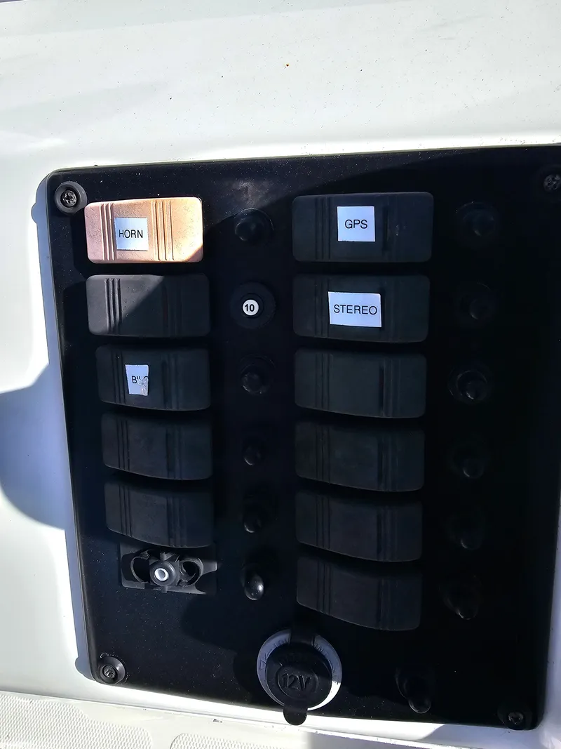 Slide: The Image of Mako 212 Center Console 2006 - 25