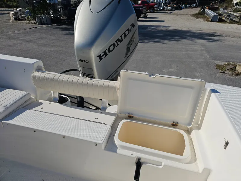 Slide: The Image of Mako 212 Center Console 2006 - 27