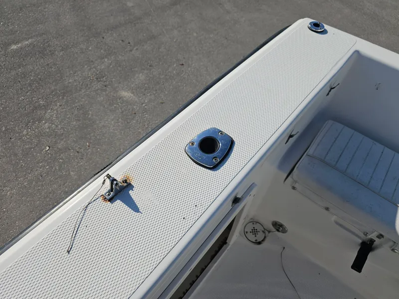 Slide: The Image of Mako 212 Center Console 2006 - 32