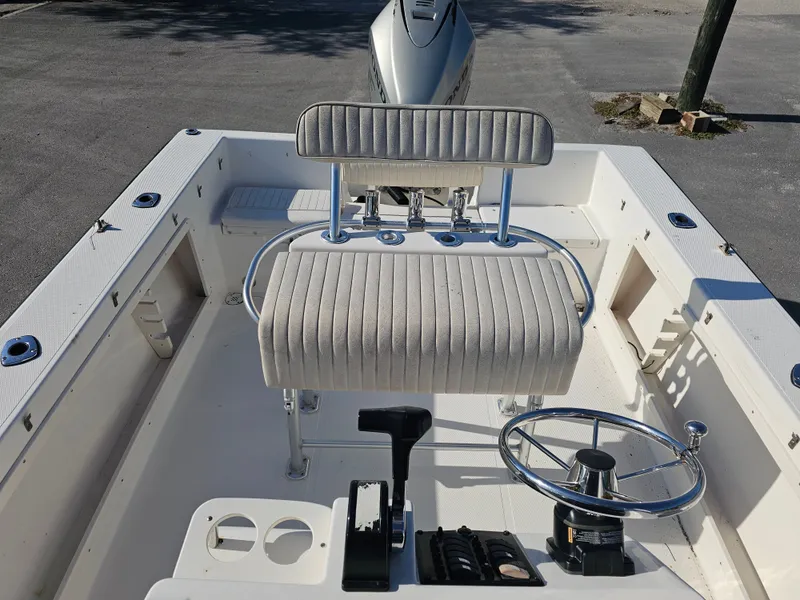 Slide: The Image of Mako 212 Center Console 2006 - 4